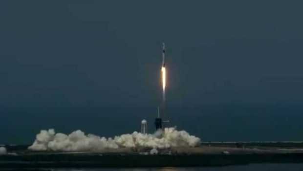 SpaceX y NASA logran despegue de su vuelo espacial