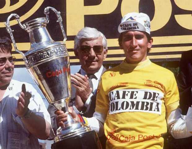 Lucho Herrera en el podio con el trofeo de campeón, el 15 de mayo de 1987 en Ávila (España).