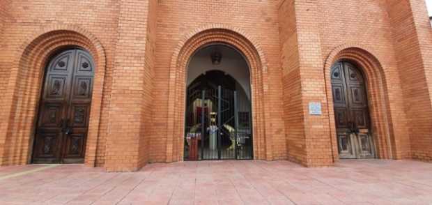 Templo Santa Bárbara, en Anserma, abierto con reja