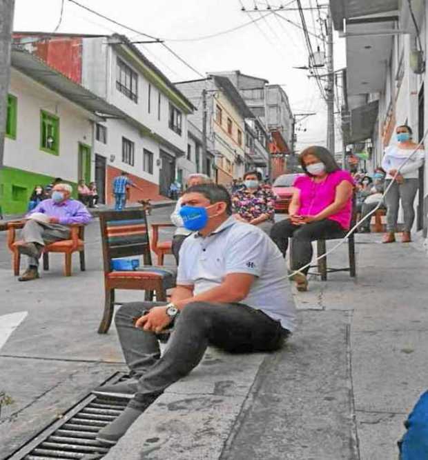 Misa en la acera Foto | Rubén Darío López | LA PATRIA Pensilvania. A algunos asistentes les pareció curioso ver al alcalde de Pe