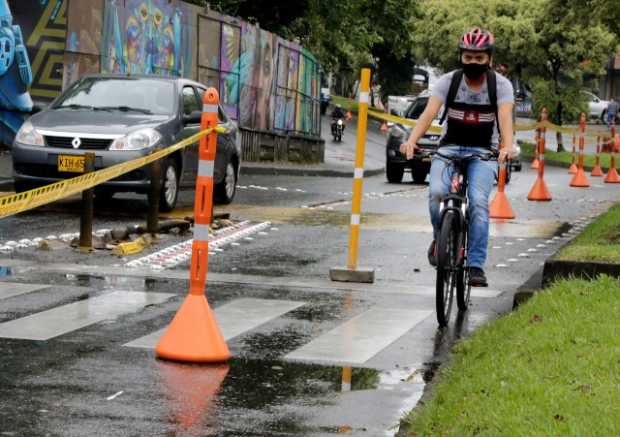 Usuarios de bicicletas, patines y patinetas en Manizales tienen desde ayer una ciclorruta para transitar por la Avenida Santande