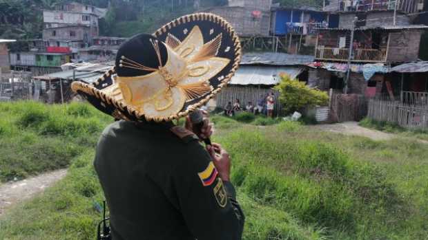 Llevan alegría a la ventana con música y celebraciones 