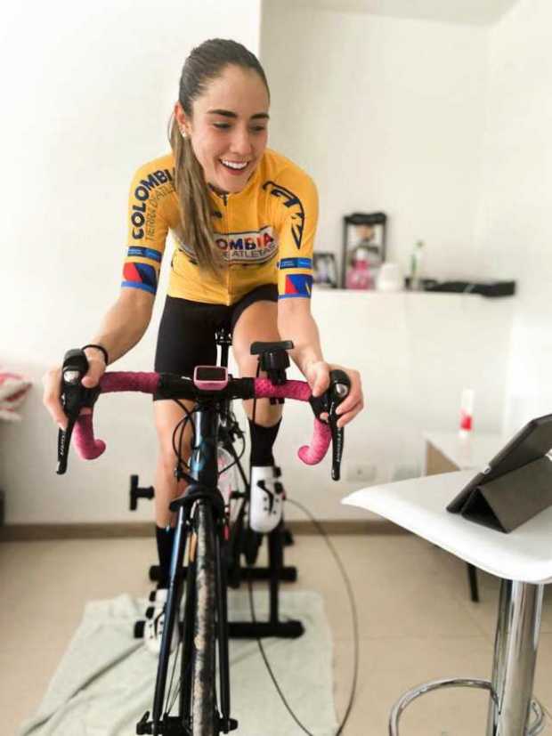 Natalia Pardo realiza entrenamientos en su casa, a la espera de estrenarse en las carreteras con su nuevo equipo.