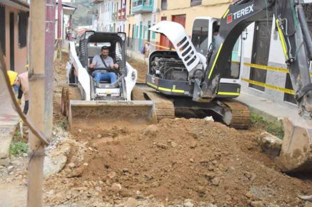 Se reinicia pavimentación de calles urbanas en Pácora 