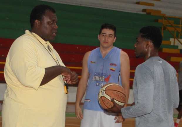 Pedro Ocoró (i) durante un entrenamiento en el Coliseo Mayor. 