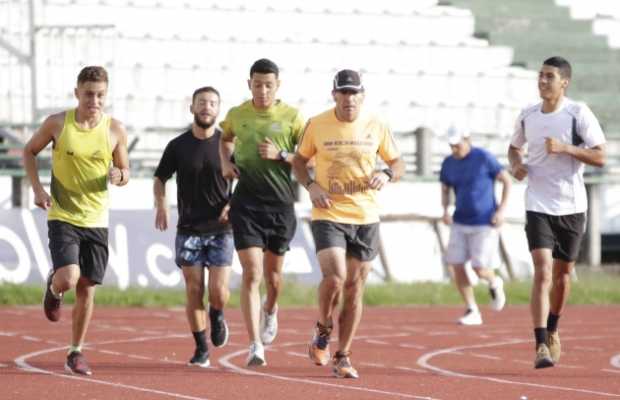 Atletas y triatletas esperan que la Alcaldía les habilite la pista atlética para entrenar. 