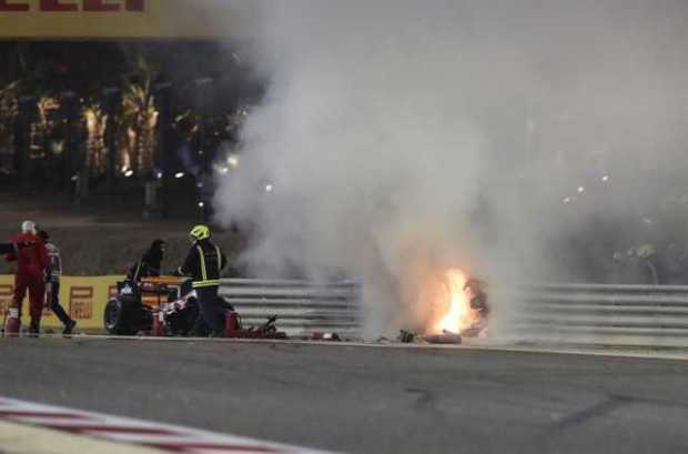 Llamas en el lugar del accidente del piloto francés Romain Grosjean, del equipo Haas, durante el inicio de la Fórmula Uno en el 