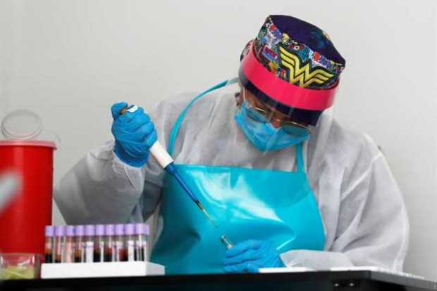 Según el Ministerio de Salud, en Colombia aún hay 56.883 casos activos, que corresponden al 4,77 % del total, y han superado el 