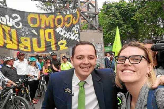 Matilda González, secretaría de la Mujer y Equidad de Género, en compañía del alcalde, Carlos Mario Marín. 