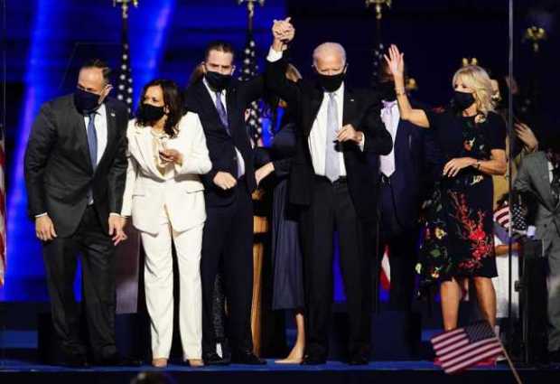 El presidente electo Joe Biden (c) y la Dra. Jill Biden (d) con la vicepresidenta Electa Kamala Harris (2i) y Doug Emhoff (i) se