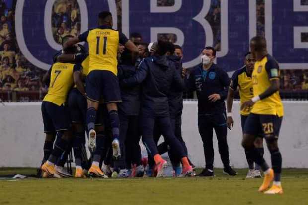 Jugadores de Ecuador celebran uno de los seis goles que le marcaron a Colombia en el estadio de LDU en Quito (Ecuador).