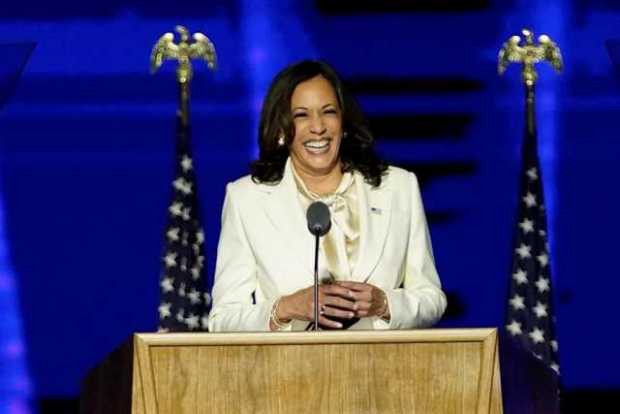 La vicepresidenta electa Kamala Harris habla a sus partidarios en un evento de celebración que se llevó a cabo fuera del Chase C