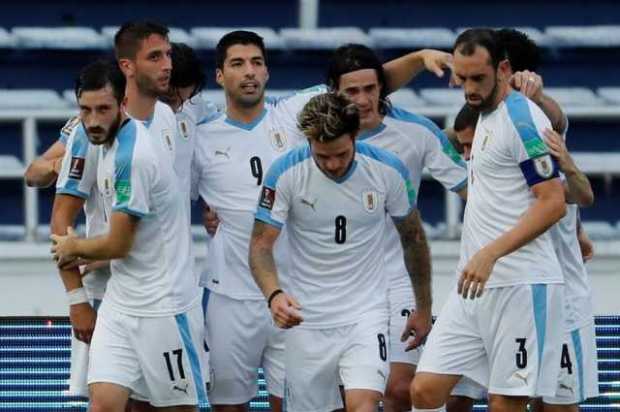 Luis Suárez de Uruguay celebra al anotar un penalti hoy, en el partido de las Eliminatorias Sudamericanas para el Mundial de Cat