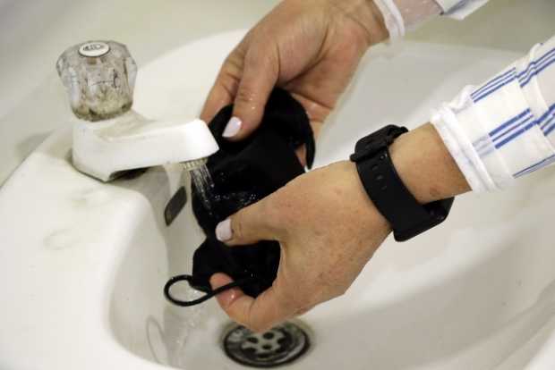 Los tapabocas de tela deben lavarse de manera continua, de acuerdo a la frecuencia con que se utilicen. Los tapabocas de tela deben lavarse de manera continua, de acuerdo a la frecuencia con que se utilicen.