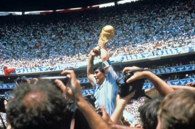 Fotografía de archivo del jugador argentino Diego Armando Maradona con la Copa del Mundo tras derrotar la Selección Argentina a 