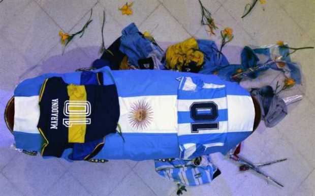 Vista del cajón cerrado donde yace Maradona, cubierto de una bandera argentina y una camiseta del Club Boca Juniors y de la Sele