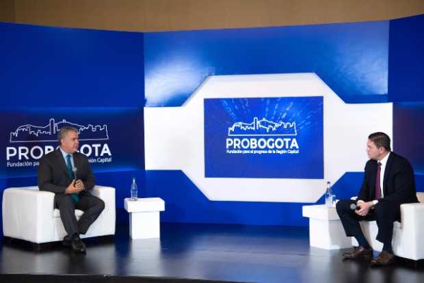 El presidente, Iván Duque, en compañía del presidente de ProBogotá, Juan Carlos Pinzón, en la conferencia Hacia una estrategia e