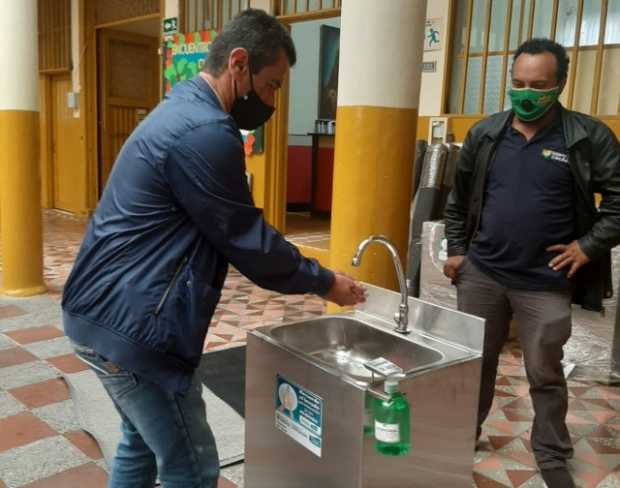 Dotan colegios de Caldas para bioseguridad