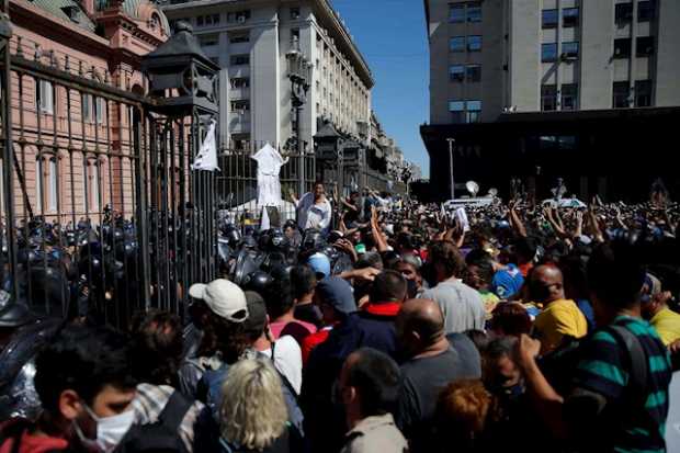 El velatorio de Maradona: la prueba del descomunal amor por el ídolo popular