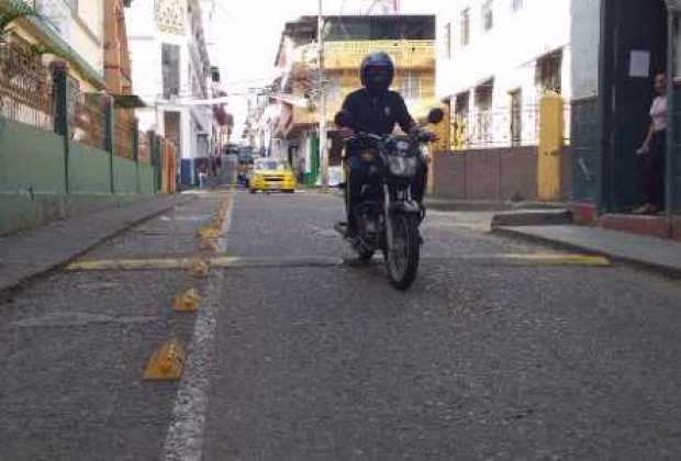 Aunque hay conductores que comprenden la función de los reductores de velocidad, en Anserma temen que el remedio de instalar más sea peor que la enfermedad. Aunque hay conductores que comprenden la función de los reductores de velocidad, en Anserma temen que el remedio de instalar más