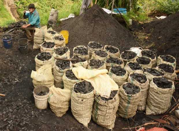 Carboneros que siguen ardiendo con madera reciclada Carboneros que siguen ardiendo con madera reciclada