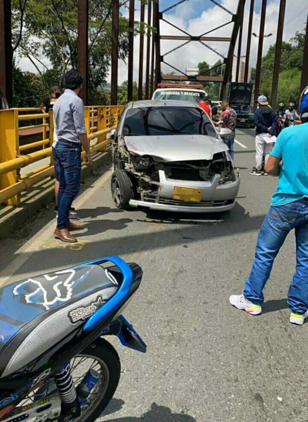 Un lesionado en choque entre una moto y un carro en la Panamericana