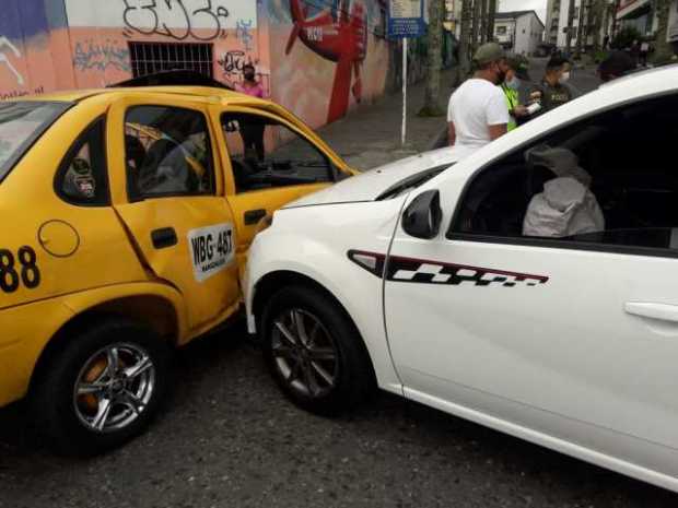 Un menor de edad lesionado en choque de taxi y carro en Manizales