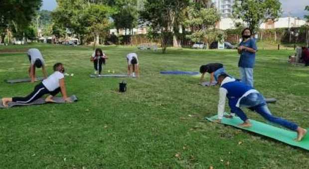 Estudiantes del colegio I.E. Inem Baldomero Sanín Cano (Manizales) han realizado sesiones de yoga en el Bosque Popular.