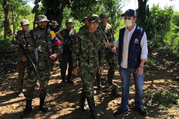 Fotografía cedida por la Defensoría del Pueblo de Colombia que muestra al soldado regular Brayan Suescún (c) del Ejército colomb