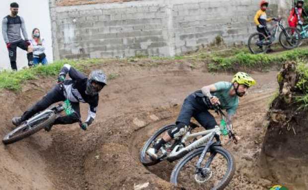 100 pedalistas llegaron a la pista de la Traviata Bike Park para participar en el Dual MTB. 100 pedalistas llegaron a la pista de la Traviata Bike Park para participar en el Dual MTB.