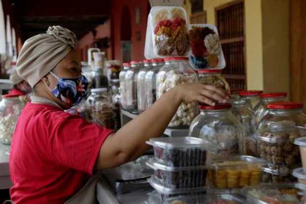 Las confiteras del Portal de los Dulces, una tradición centenaria de Cartagena de Indias, están sumidas en la crisis que les dej