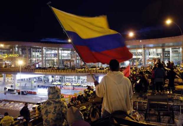 En medio de la pandemia, indígenas de los pueblos Misak, Pijao y Nasa se manifiestan frente al aeropuerto El Dorado en Bogotá. P