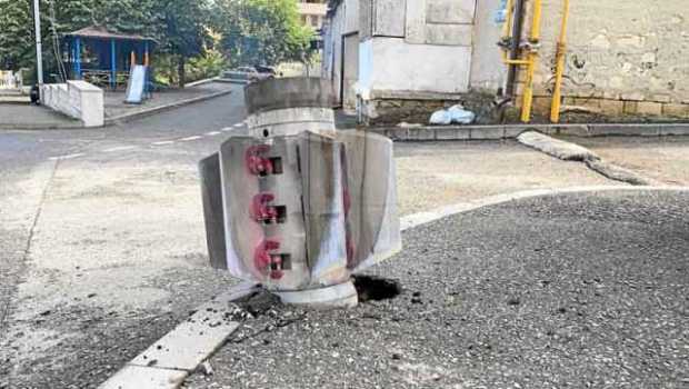 Foto | EFE | LA PATRIA Cohetes no explotados en la capital de Nagorno Karabaj, Stepanakert, tras bombardeos de Azerbaiyán.