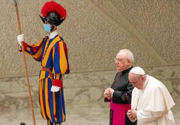 El papa Francisco renunció ayer a saludar personalmente a los fieles al final de la audiencia general para evitar aglomeraciones