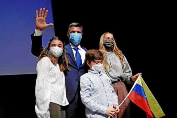 Foto | EFE | LA PATRIA  El líder opositor venezolano Leopoldo López acompañado de su esposa, Lilian Tintori, y sus hijos Leopold