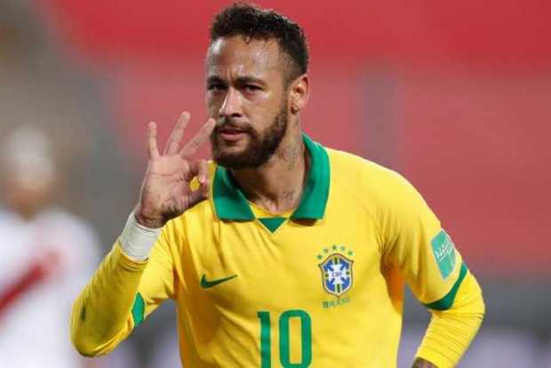 El jugador Neymar de Brasil celebra su triplete.