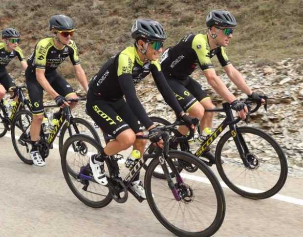 El ciclista colombiano Esteban Chaves (c), durante la etapa de 163,8 kilómetros entre Lodosa y la Laguna Negra de Vinuesa, terce