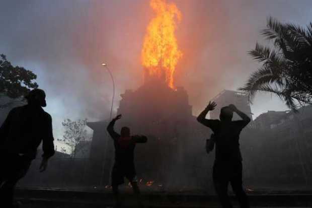 Bomberos trabajan en la extinción del incendio de la Iglesia de La Asunción hoy domingo, en los alrededores de la Plaza Italia d