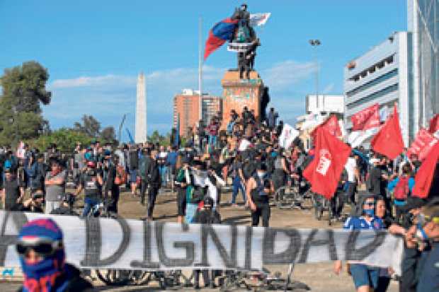 Chilenos regresaron a las calles tras levantarse restricciones del confinamiento por la pandemia.