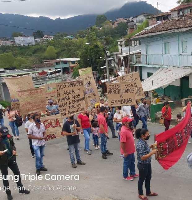 Protestan en Neira por impacto en el agua