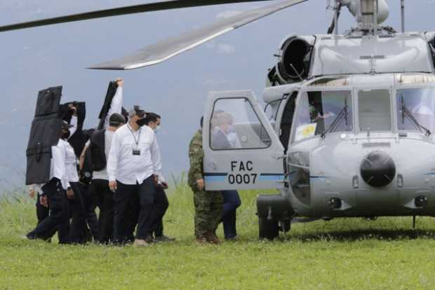 El presidente Duque llegó ayer en helicóptero a los terrenos de Aerocafé. Su idea es aterrizar en avión antes de terminar su per