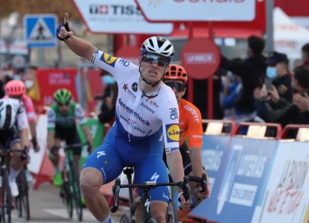 Sam Bennett celebra la primera fiesta del esprint, Roglic sigue líder de la Vuelta a España