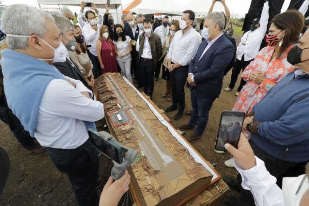 El presidente, Iván Duque, revisa la maqueta de Aerocafé.