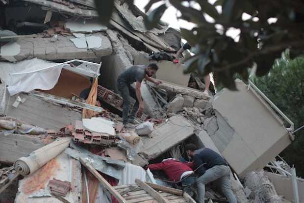 Al menos 4 muertos y 152 heridos en el terremoto en Esmirna (Turquía) 