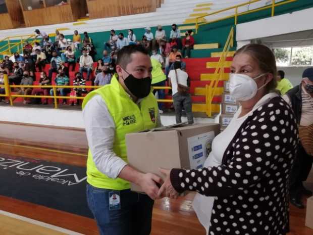 Alcaldía de Manizales entrega mercados a adultos mayores