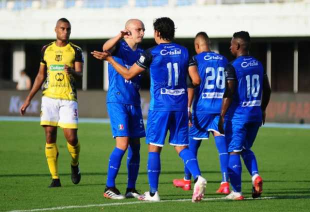 Roberto Ovelar (11) es abrazado por sus compañeros tras marcar el empate. 