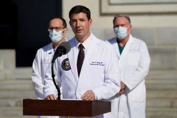 El médico Sean Conley se dirige a los medios de comunicación bajo la condición del presidente de los Estados Unidos, Donald J. Trump, en el Centro Médico Walter Reed en Bethesda, Maryland. El médico Sean Conley se dirige a los medios de comunicación bajo la condición del presidente de los Estados Unidos, Donald J.