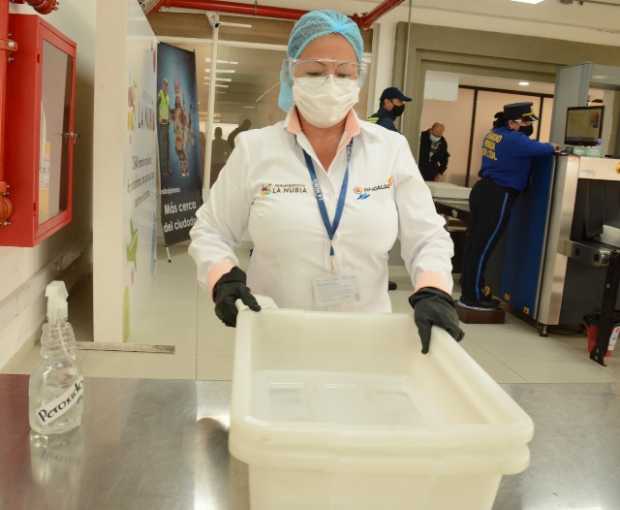 Como una máquina de limpieza: testimonio de una trabajadora del aeropuerto La Nubia 