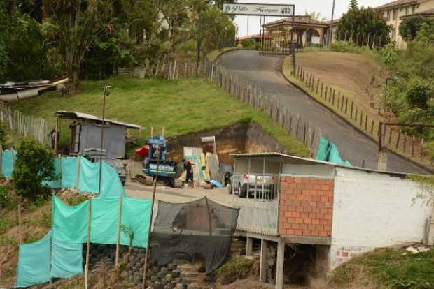 Operarios aplanan el terreno en Villakempis.