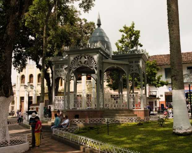 Embellecen el Parque de Bolívar de Salamina 